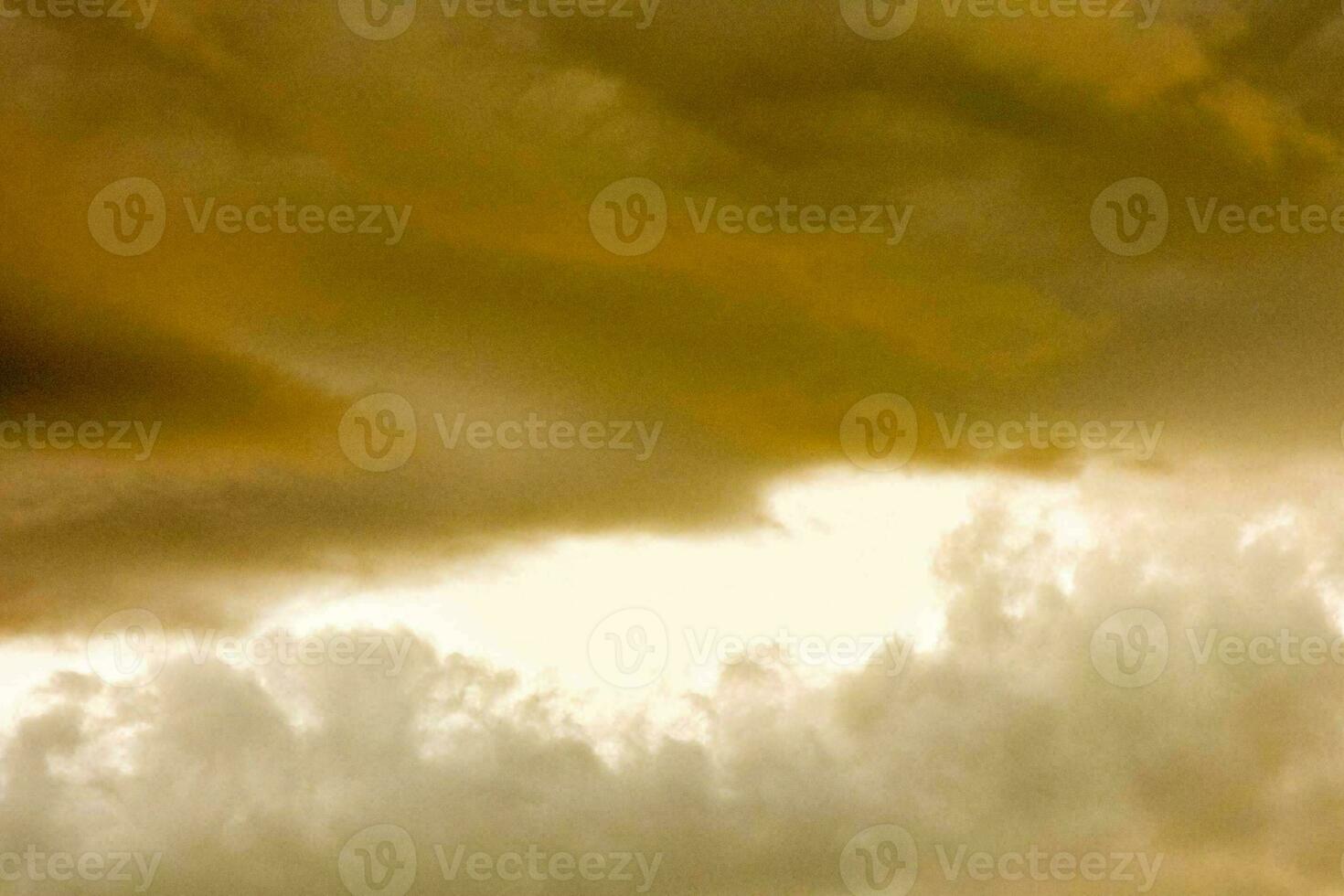 nubes con un amarillo cielo foto