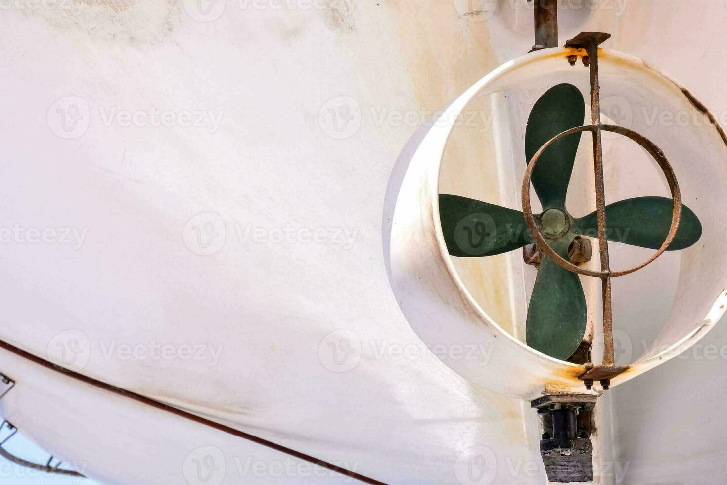 un ventilador en el lado de un barco foto