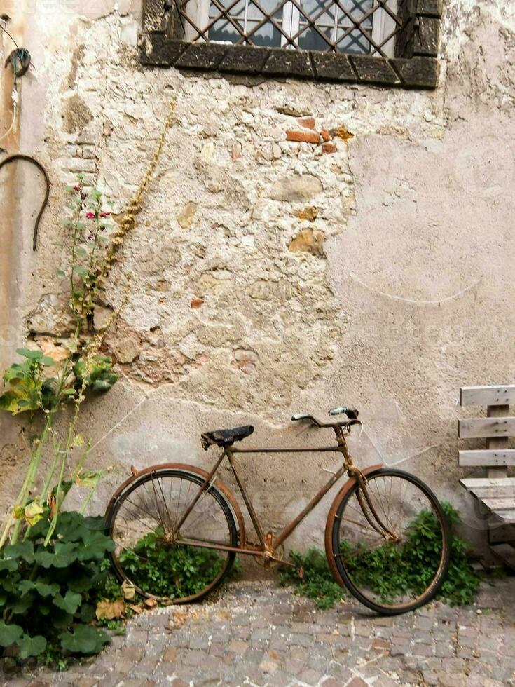 un antiguo bicicleta es estacionado en contra un pared foto