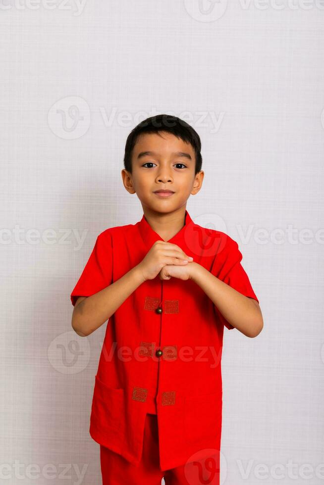 pequeño chico Moda sonriente niño en rojo chino vestido, estilo y Moda ideas para niños. chino nuevo año foto