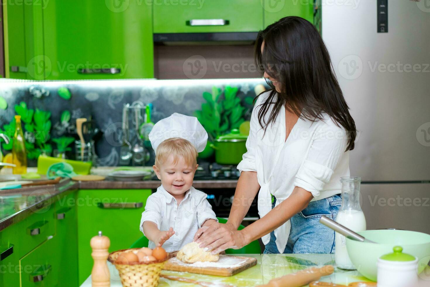 contento madre y hijo en el cocina y haciendo masa, familia Cocinando concepto foto