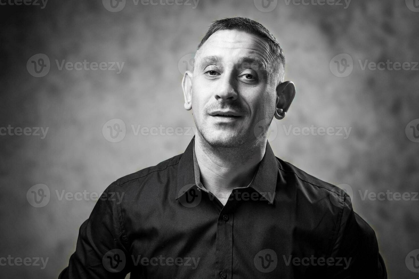 negro y blanco retrato de un hombre en un camisa foto