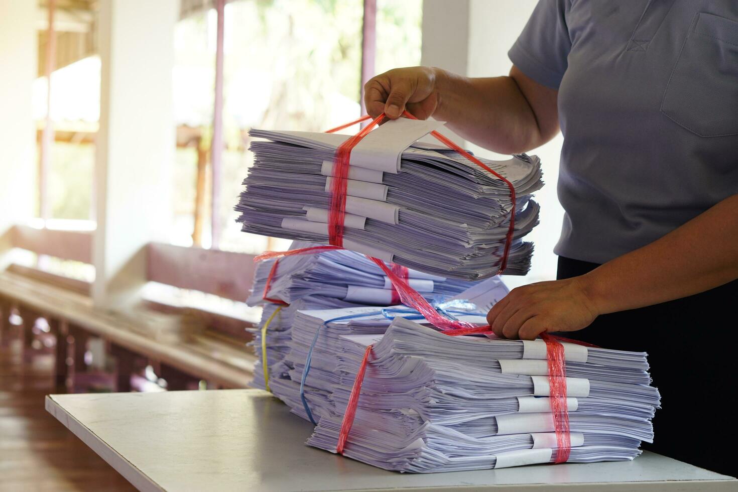 de cerca manos sostener apilar de usado papel a reciclar o combinar a utilizar siguiente hora a impresión fuera ambos lados de papel. concepto, eco simpático actividad para ambiente, reutilizar papel. ordenar basura foto