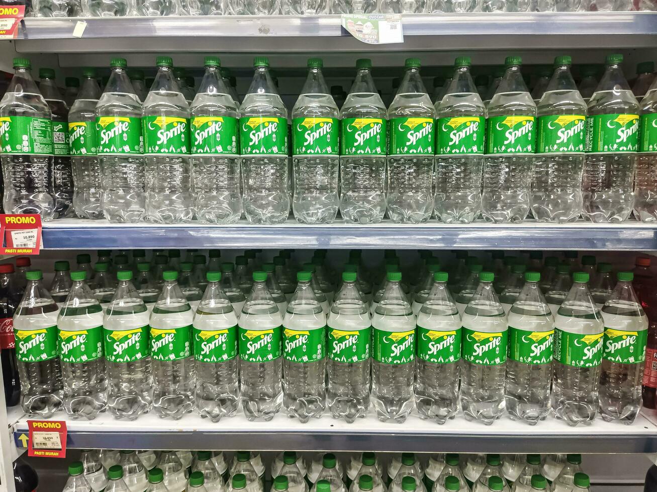 Surakarta, Indonesia - abril 27, 2023. duende marca suave bebida en monitor a un supermercado estante en Surakarta. duende es un famoso suave bebida debajo el Coca Cola marca. foto