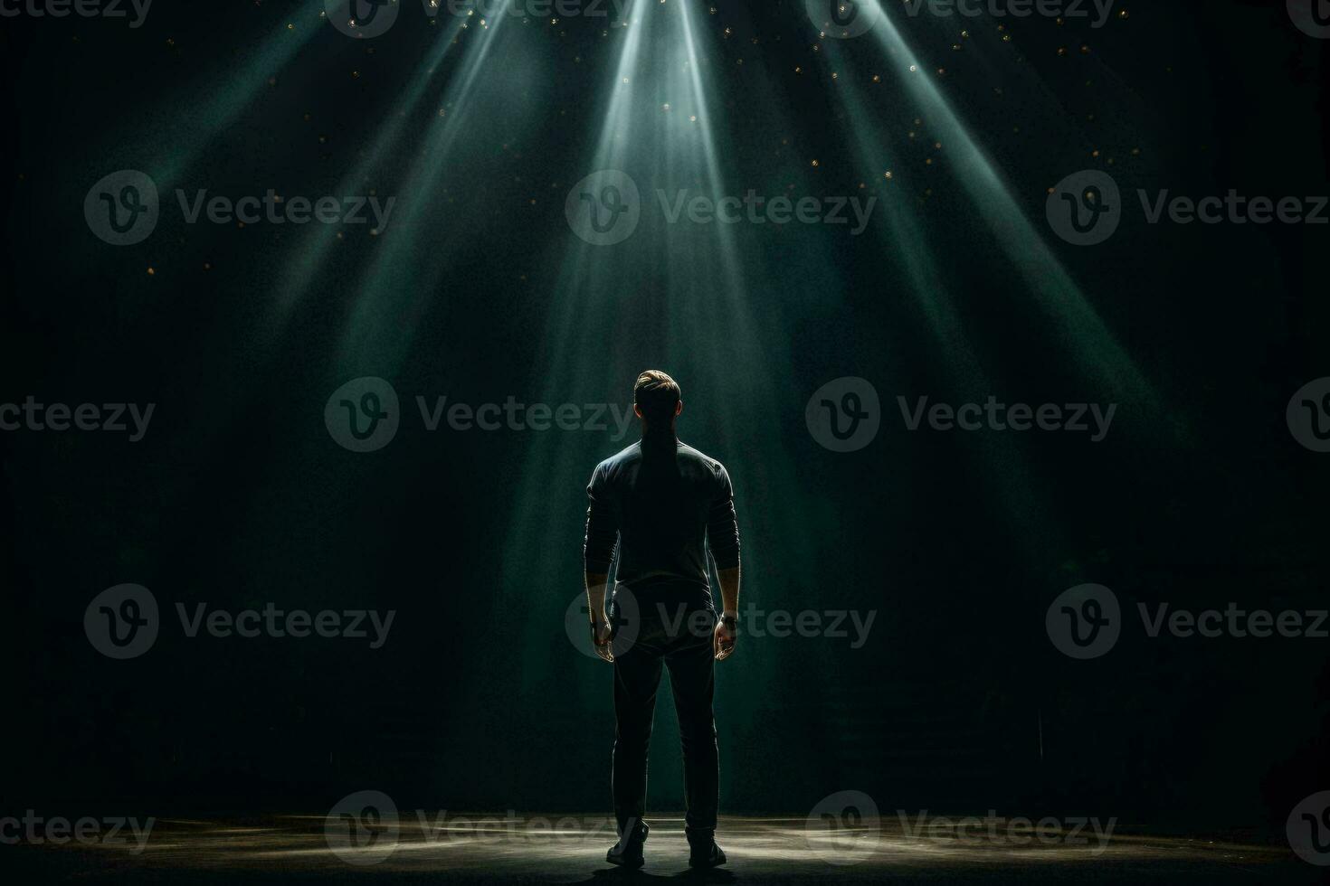 un solitario hombre en pie en un tenuemente iluminado habitación ai generado foto