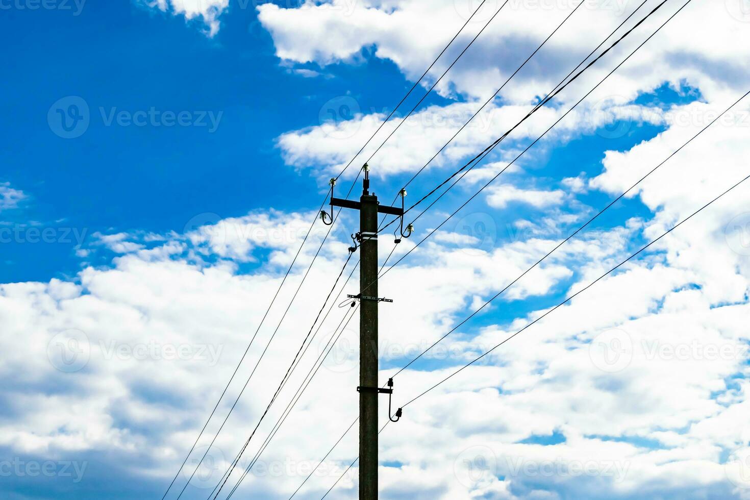 Poste eléctrico de potencia con cable de línea sobre fondo de color cerrar foto