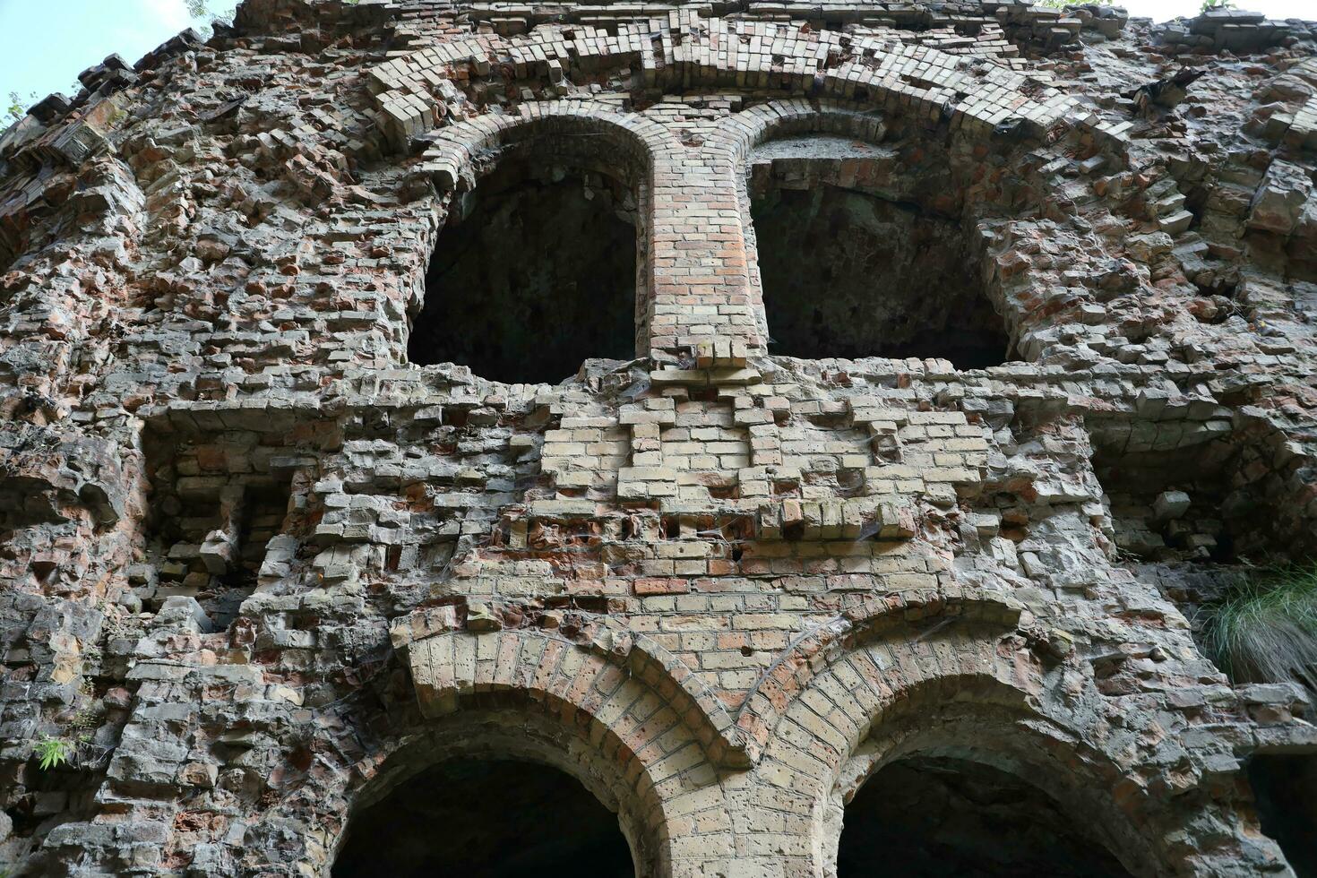 RIVNE, UKRAINE - SEPTEMBER 16, 2023 Ruins of the Tarakaniv Fort or Dubno Fort New Castle. Defense architectural monument of the 19th century photo