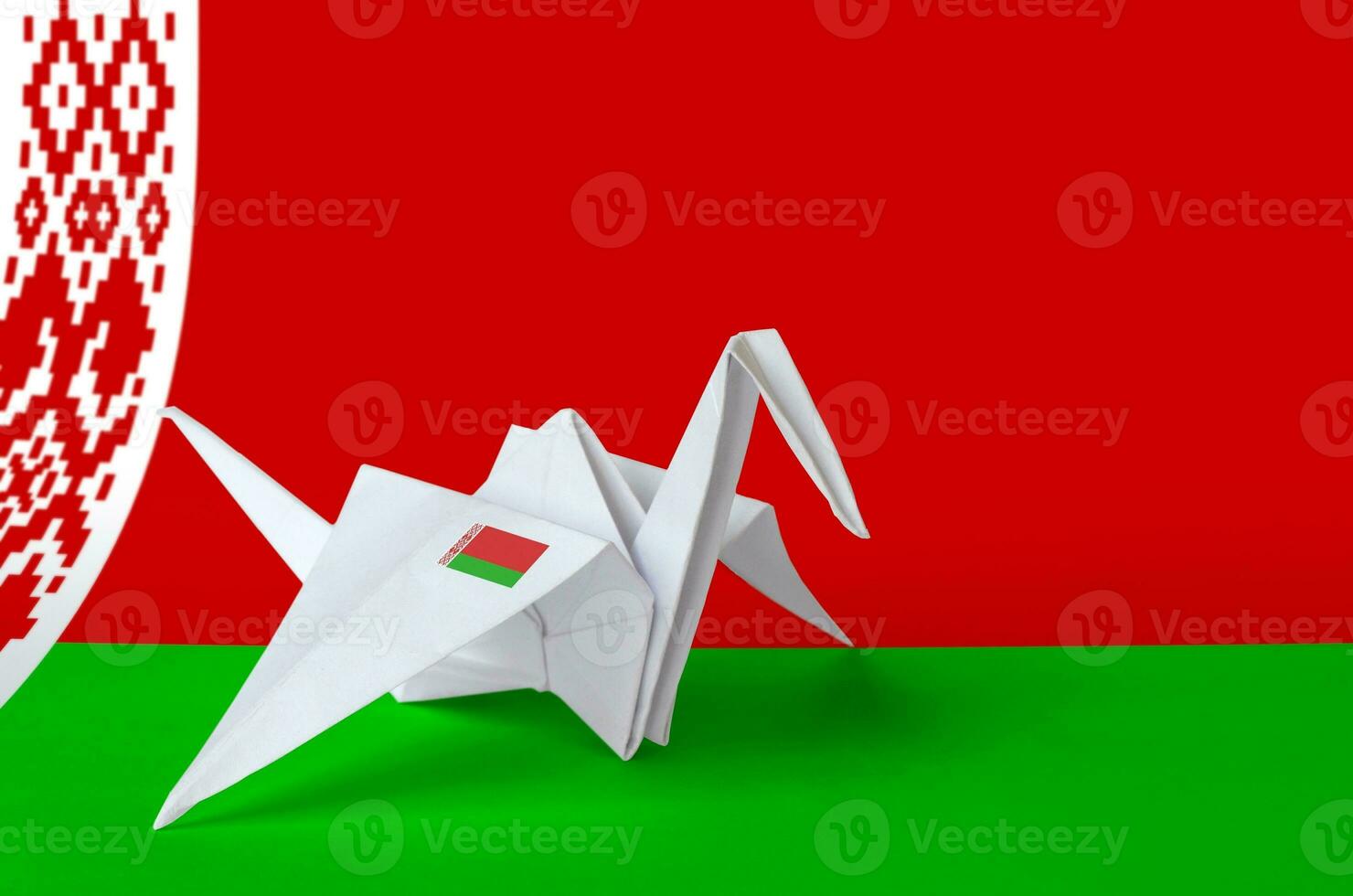 bielorrusia bandera representado en papel origami grua ala. hecho a mano letras concepto foto