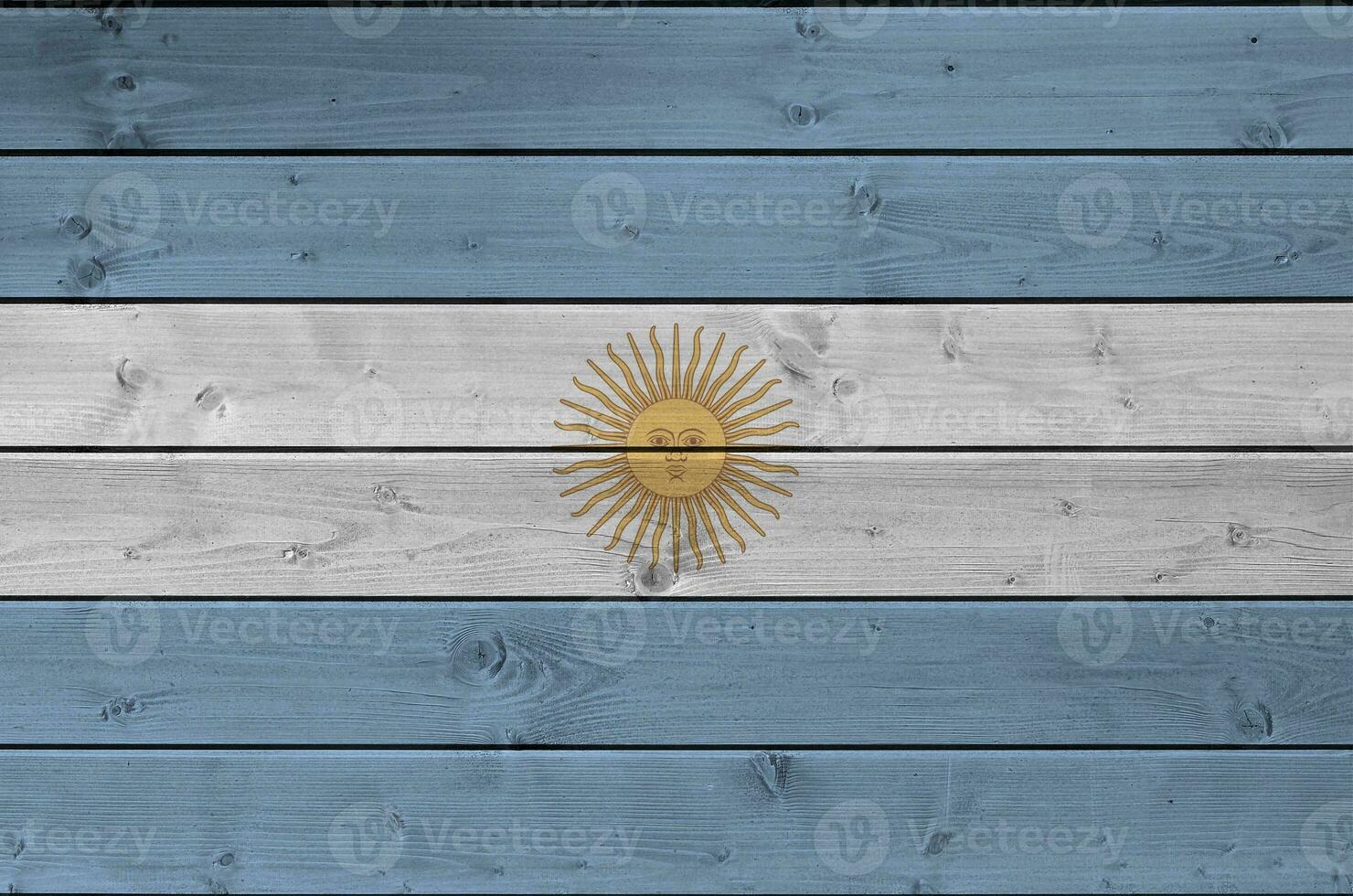 argentina bandera representado en brillante pintar colores en antiguo de madera pared. texturizado bandera en áspero antecedentes foto