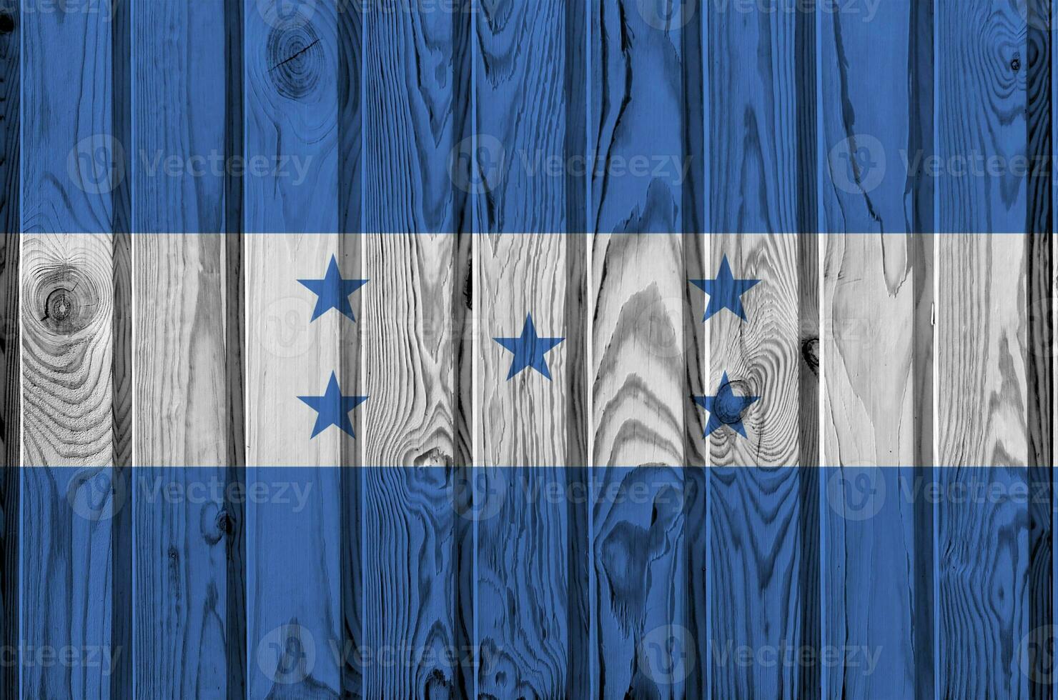 Honduras bandera representado en brillante pintar colores en antiguo de madera pared. texturizado bandera en áspero antecedentes foto