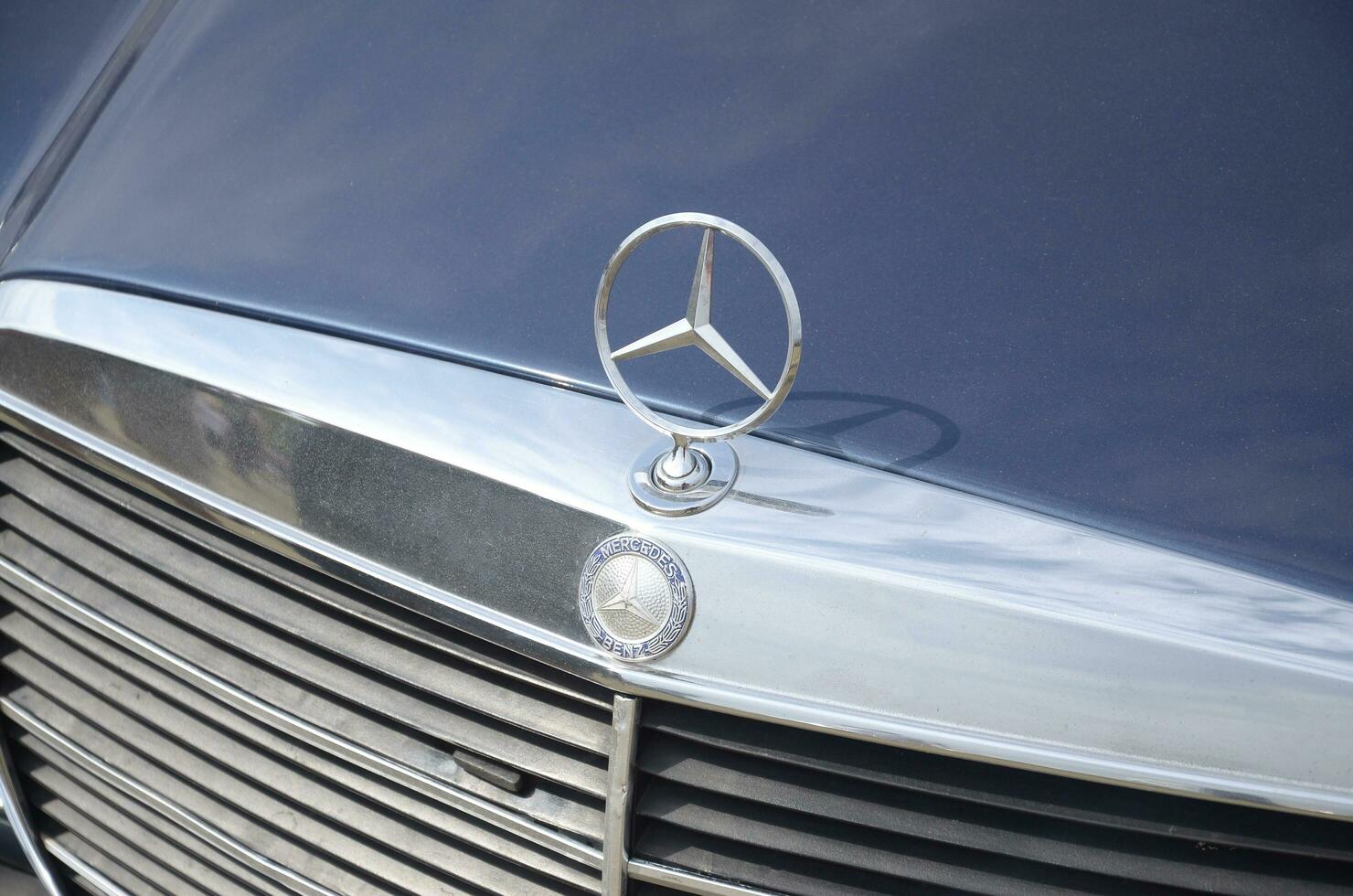 mercedes benz logo en antiguo coche frente parte cerca arriba al aire libre foto