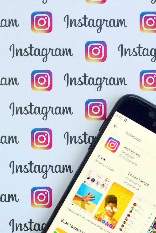 instagram aplicación en Samsung teléfono inteligente pantalla en bandera con pequeño instagram logotipos instagram es americano foto y compartir videos social redes Servicio por Facebook C ª