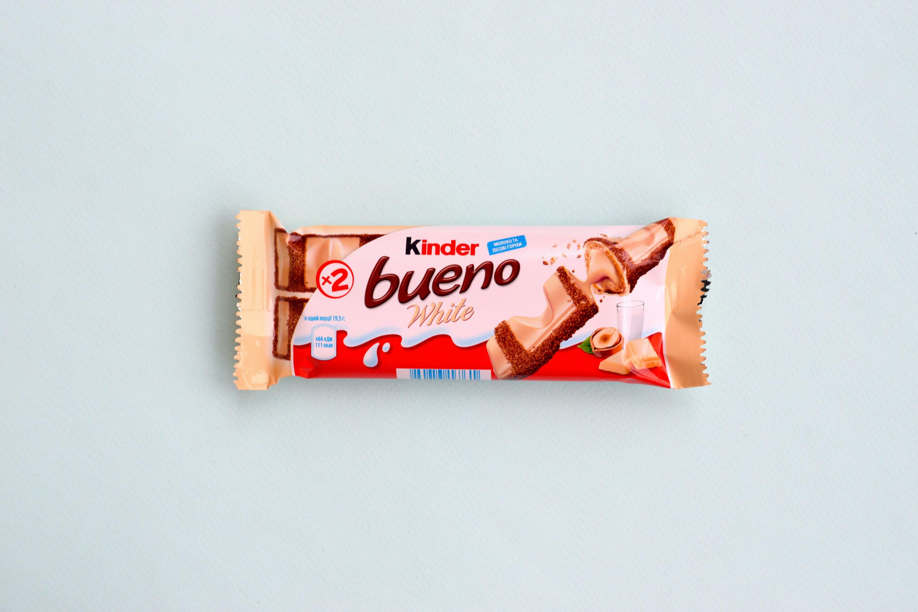 https://static.vecteezy.com/system/resources/previews/031/235/574/large_2x/kinder-bueno-white-chocolate-is-a-confectionery-product-brand-line-of-italian-confectionery-multinational-manufacturer-ferrero-free-photo.JPG