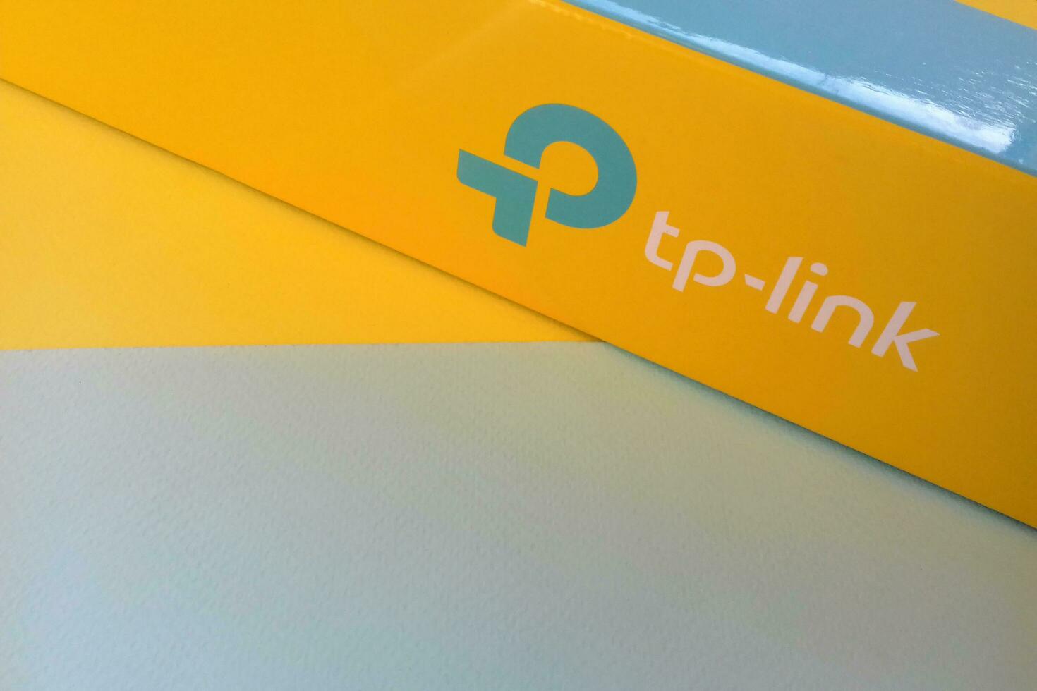 Yellow box of Wireless router modem tp-link Archer C20 AC750 photo