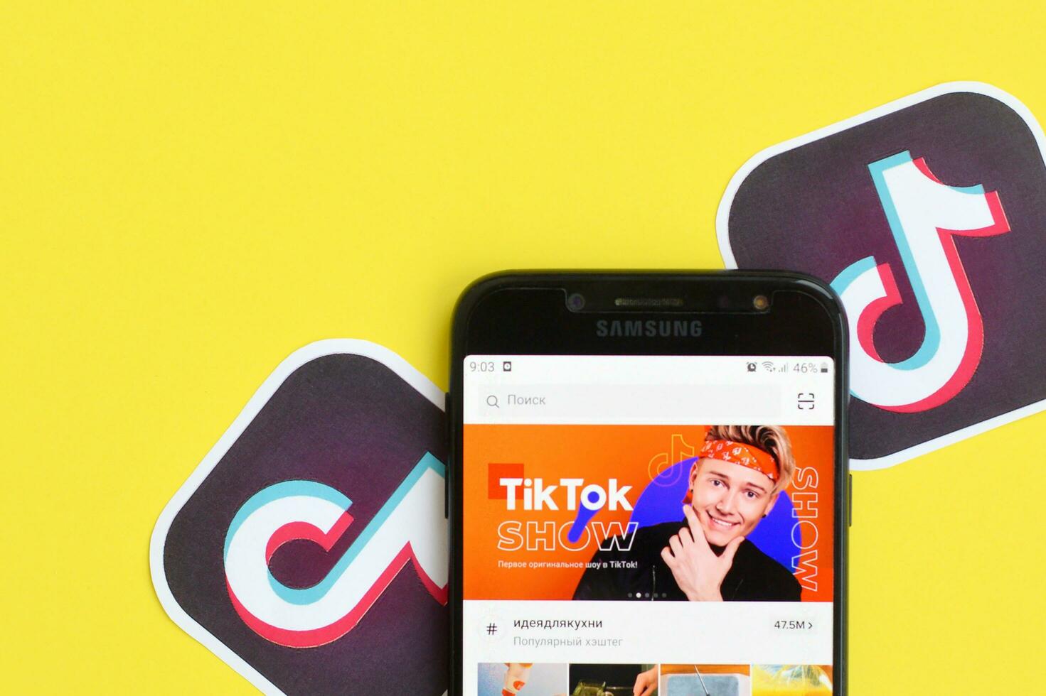 Tik Tok solicitud en Samsung teléfono inteligente pantalla en amarillo antecedentes. Tik Tok es un popular compartir videos social redes Servicio poseído por bytedance foto