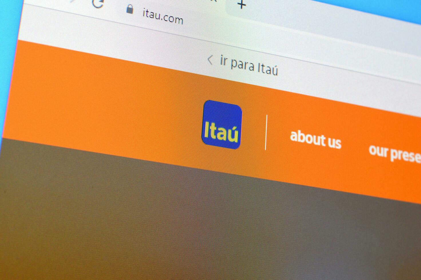Homepage of itau website on the display of PC, url - itau.com. photo
