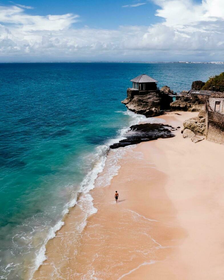 tranquilo bali playa vacaciones - el sereno belleza de el mar, orilla y horizonte, el calma belleza de de bali playas con playas, agua, cielo y viento ondas. aventuras y tranquilidad esperar. foto