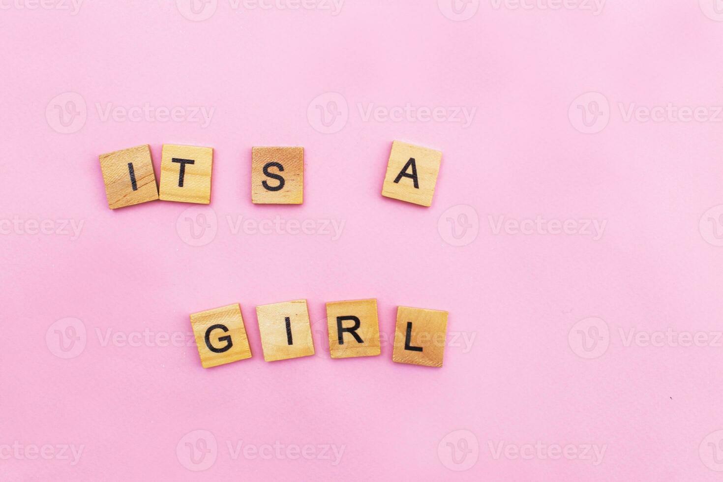 palabra sus un niña por de madera cubitos en rosado antecedentes. símbolo de parto, paternidad, nacimiento concepto foto