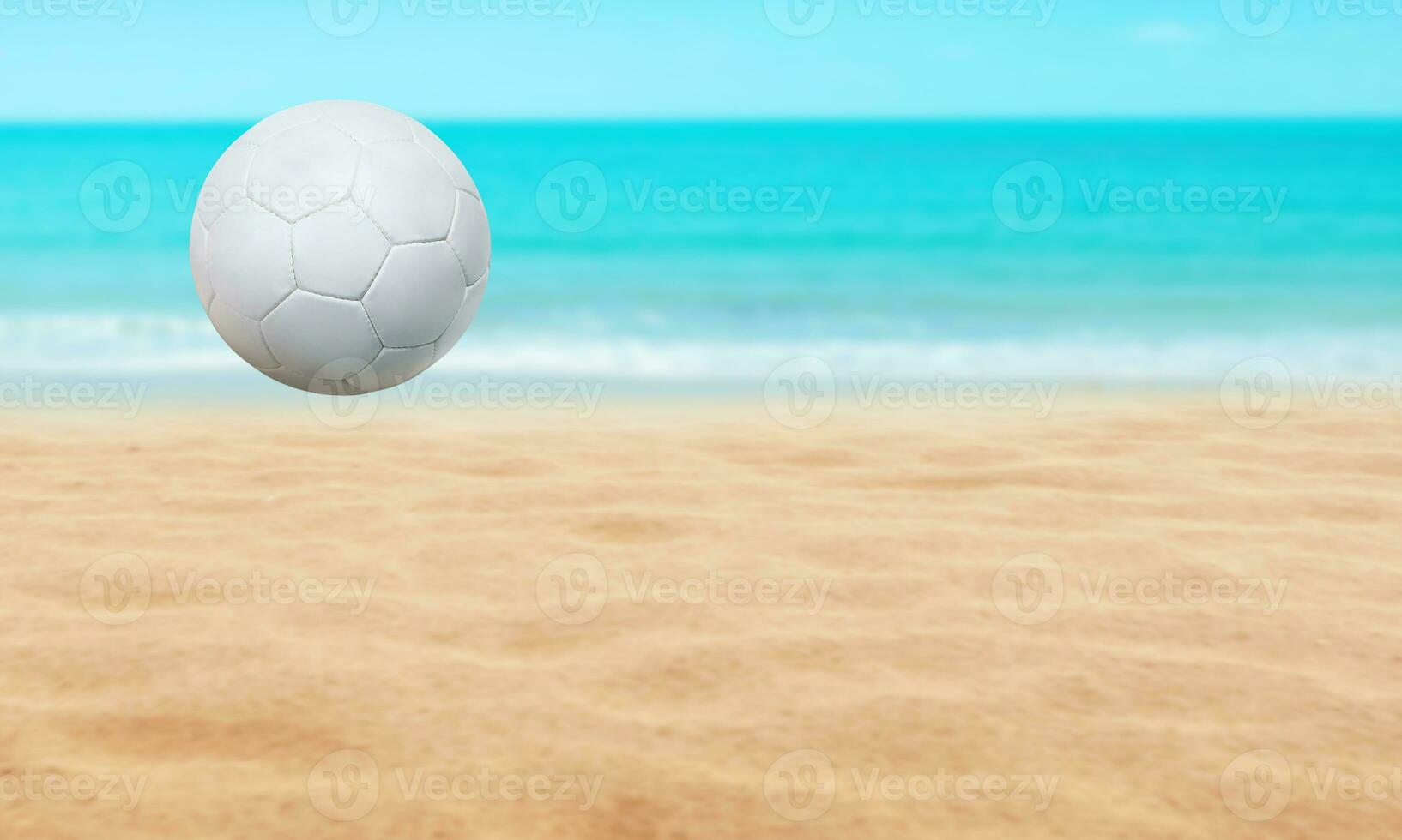 playa paisaje con fútbol pelota, verano temporada y agua y azul cielo antecedentes. foto