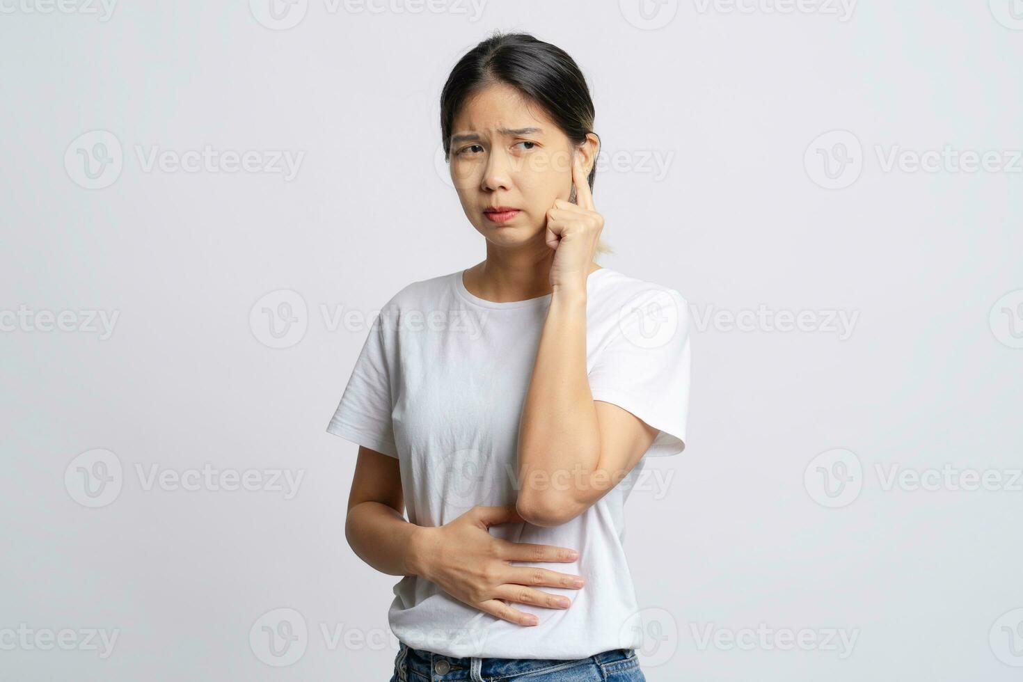 asiático mujer tiene un dolor de oidos. ella usos su mano a toque su oreja. otitis medios de comunicación o tinnitus concepto. foto