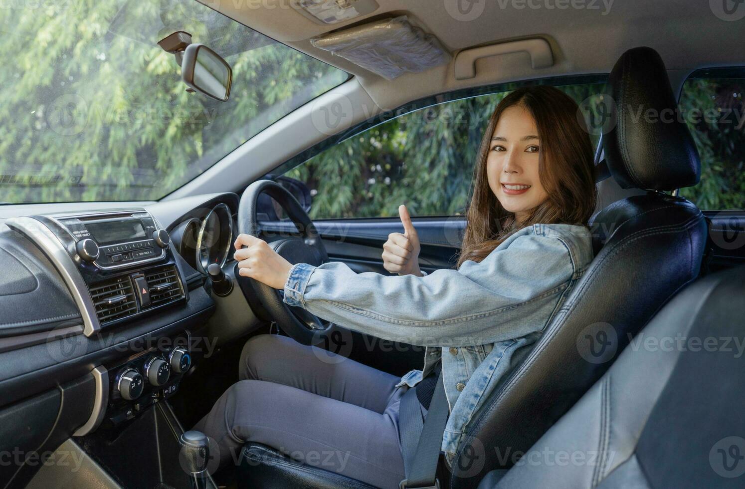 joven asiático mujer consiguiendo nuevo coche. ella muy contento y emocionado foto