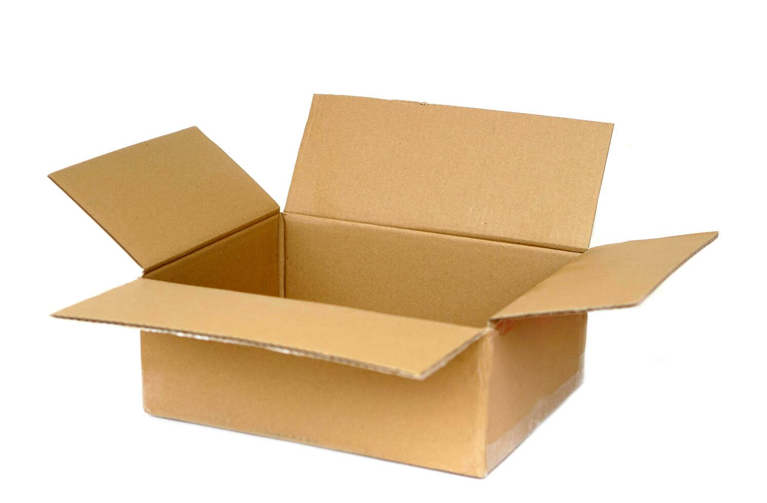 vacío marrón papel cartulina caja, abrió, aislado en blanco antecedentes. concepto, embalaje , paquete o empaquetar caja. variedad propósito usos para entrega negocio o industria fábrica. foto