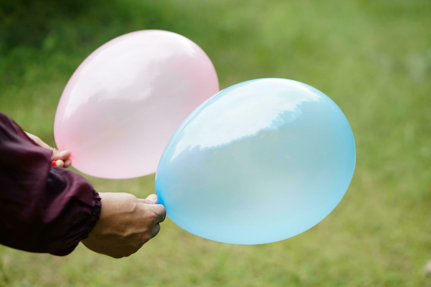 cerca arriba manos sostener globos en el parque. concepto, preparar globo para jugando juegos como un juguete, Decorar fiesta o celebracion. recreación o ocio actividad. divertido y contento tiempo. foto