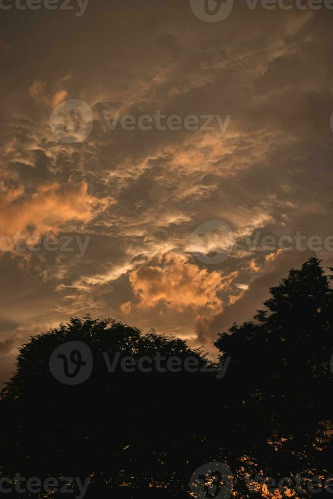 de colores nubes a puesta de sol cerca el río foto