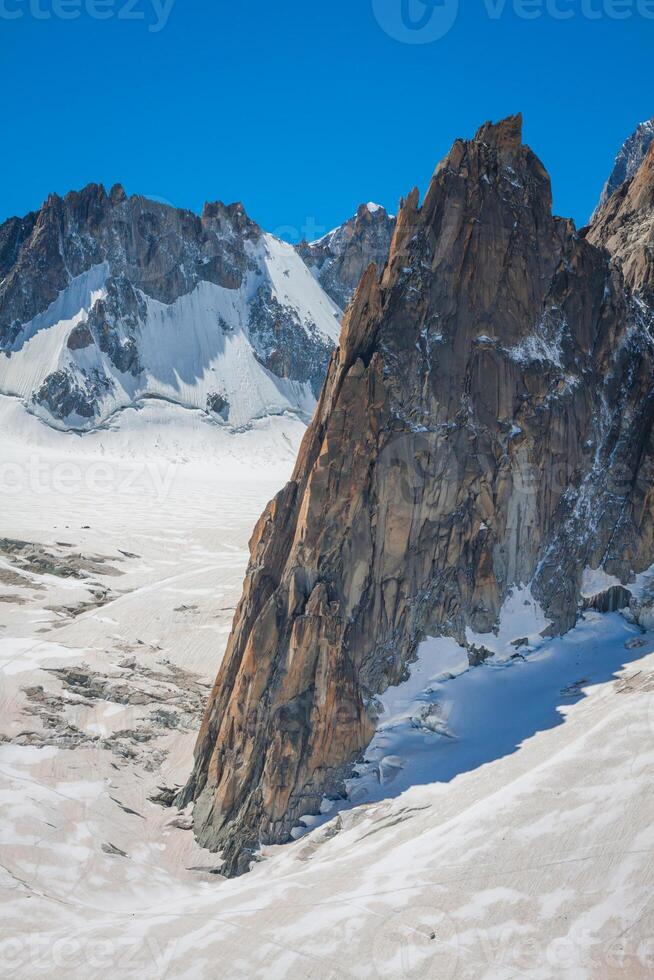 macizo Delaware mont blanc en el frontera de Francia y Italia. en el primer plano el hielo campo y grietas de el Valle blanche foto