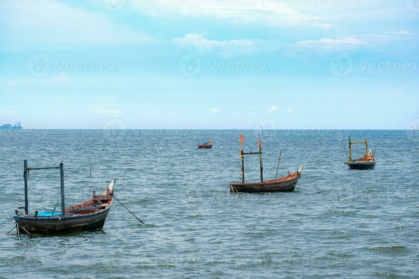 pescar barcos usado a captura pescado situado en mar agua con leve ondas. usado a encontrar comida para personas quien ganar un vivo atrapando pez. para esos quien En Vivo siguiente a el mar foto