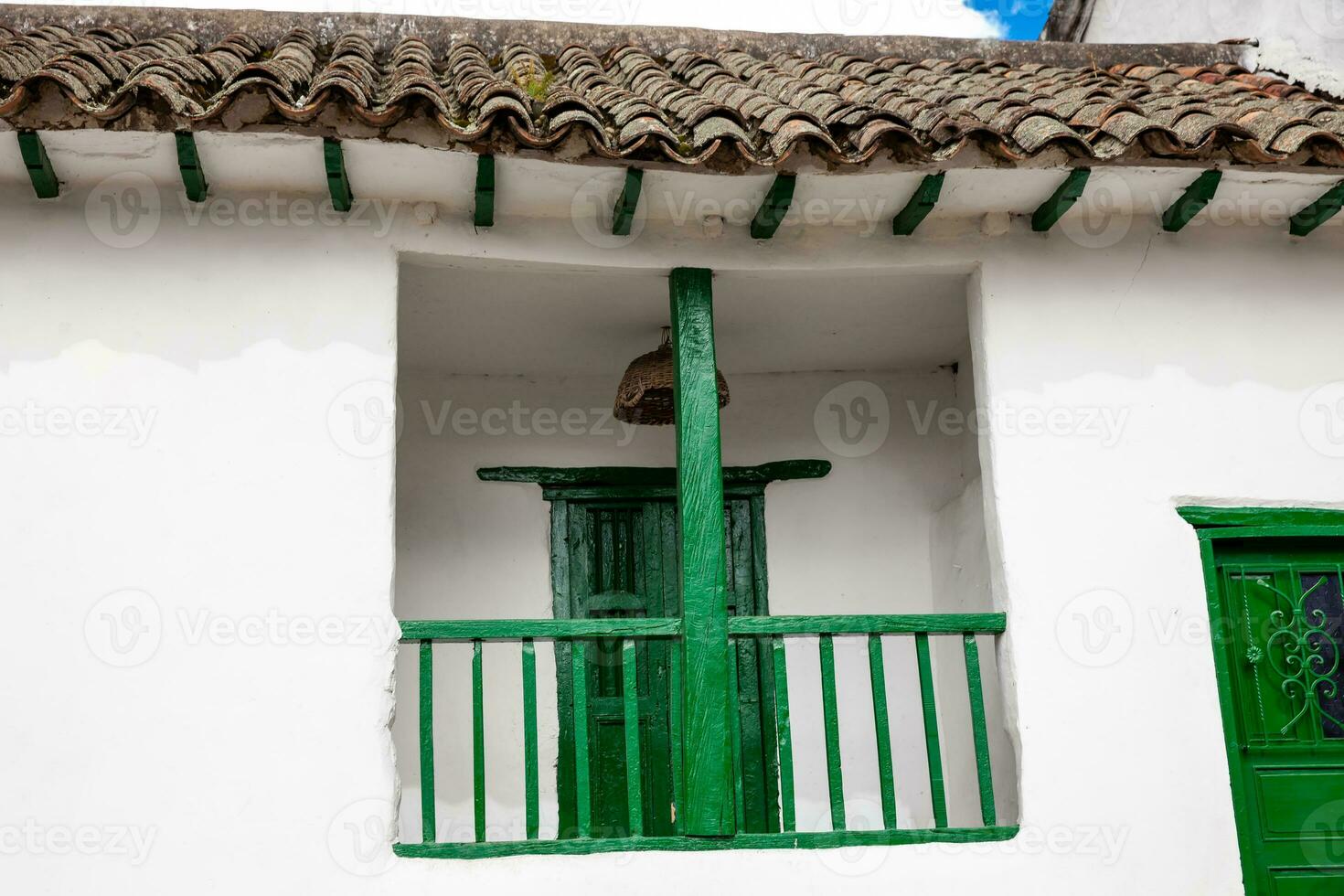 detalle de el hermosa colonial arquitectura de el calles de el colonial pequeño pueblo de iza situado en el boyaca Departamento en Colombia foto