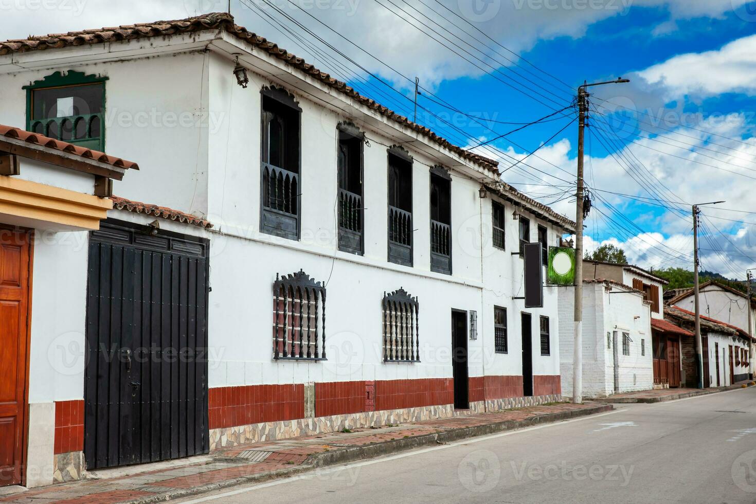 hermosa arquitectura de el calles de el colonial pequeño pueblo de iza situado en el boyaca Departamento en Colombia foto