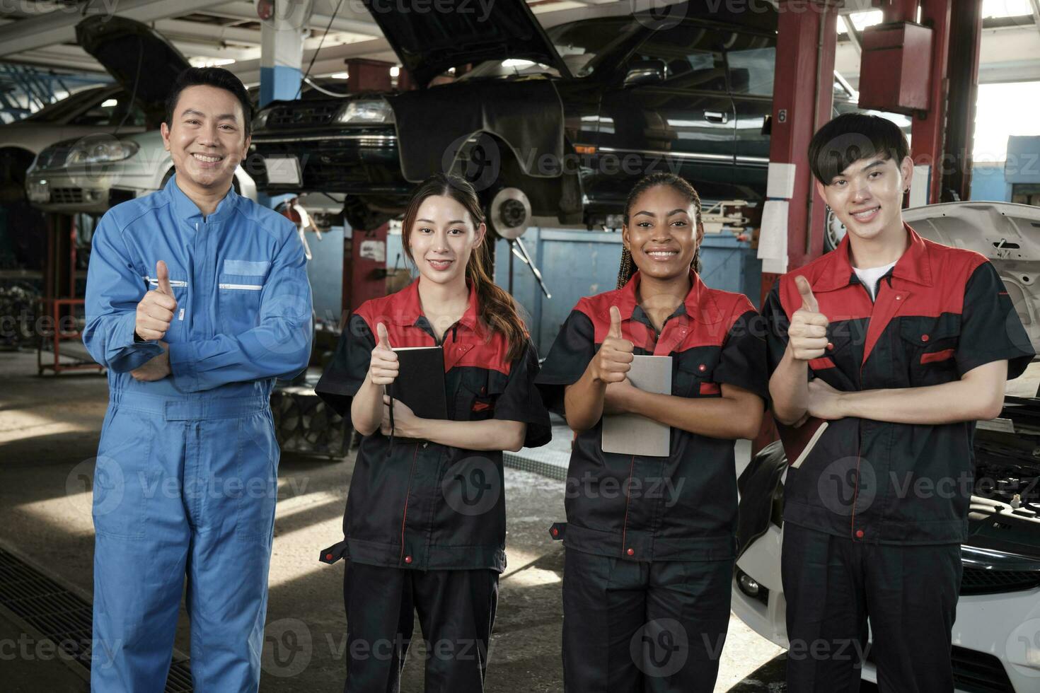 retrato de multirracial profesional mecánico equipo pulgares arriba y Mira a cámara, trabajo a coche Servicio cochera, contento mantenimiento trabajos, cheque y reparar ocupación en automotor industria negocio. foto