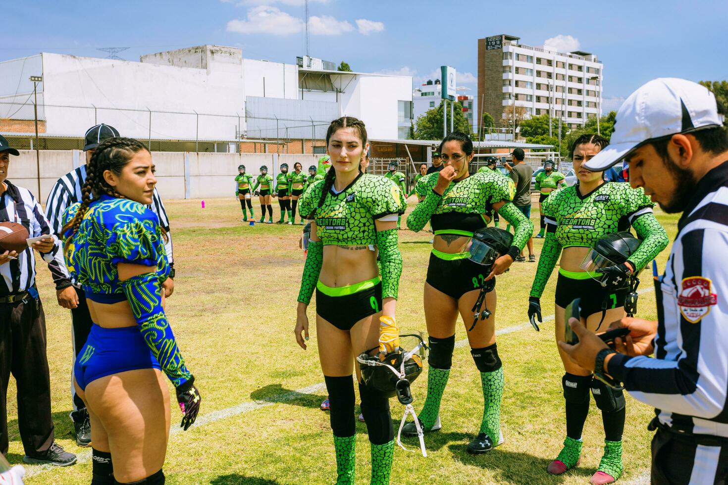 puebla, mexico 2023 - simpático juego de De las mujeres americano fútbol americano en mexico en un plano campo en un soleado día foto