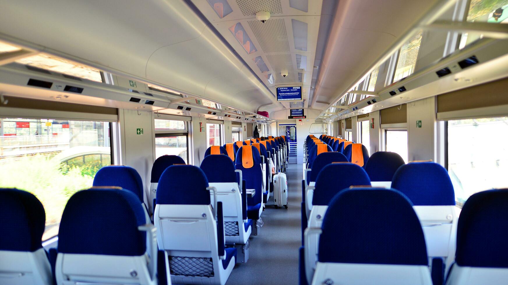 varsovia, Polonia. 7 7 septiembre 2023. interior de un pasajero tren. vacío sillas en el vagón. paquete interurbano. foto