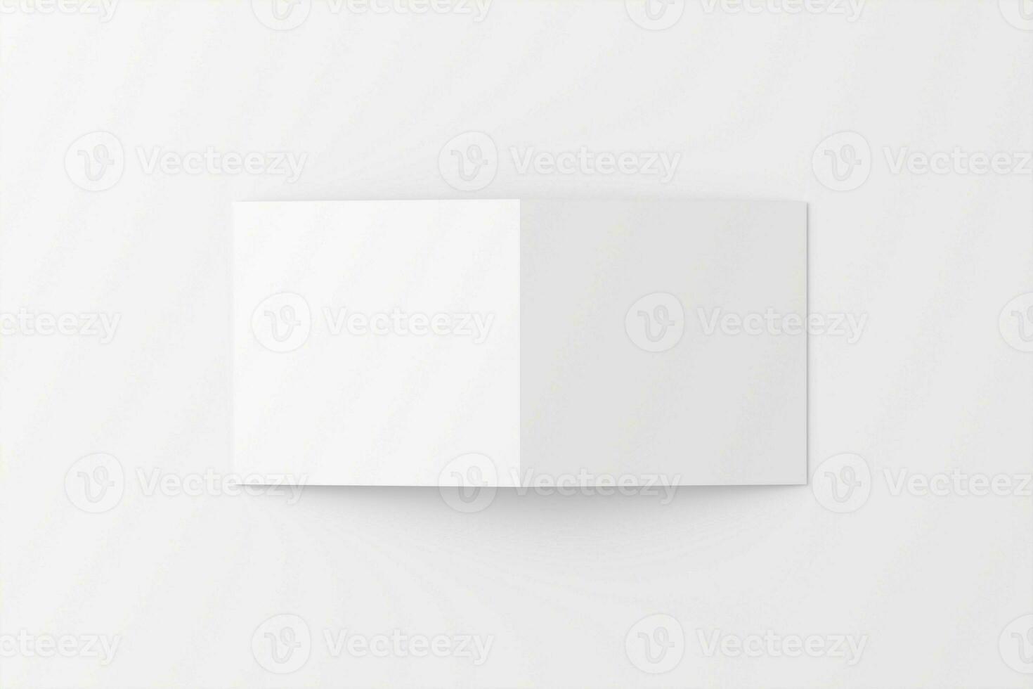 cuadrado doblada invitación tarjeta con sobre blanco blanco 3d representación Bosquejo foto