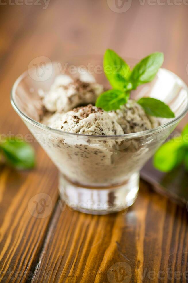 hecho en casa hielo crema con piezas de rallado oscuro chocolate foto