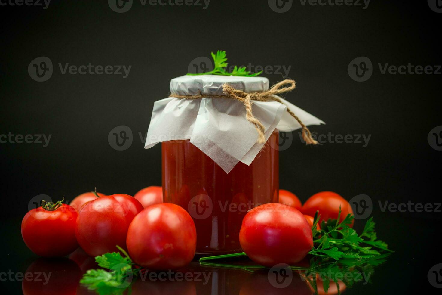 cocido hecho en casa tomate jugo Enlatado en un tarro de natural Tomates. foto