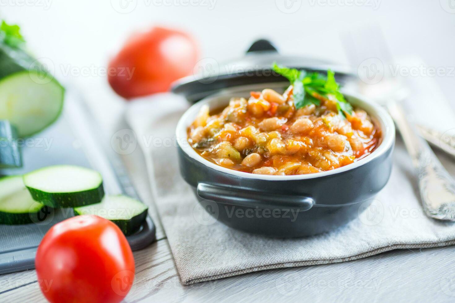 cocido blanco frijoles con calabacín y otro vegetales. foto