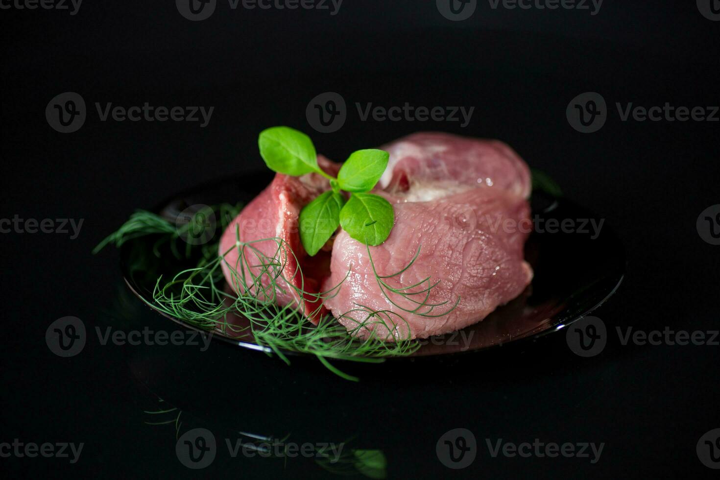 un pedazo de Fresco Cerdo carne en un plato foto