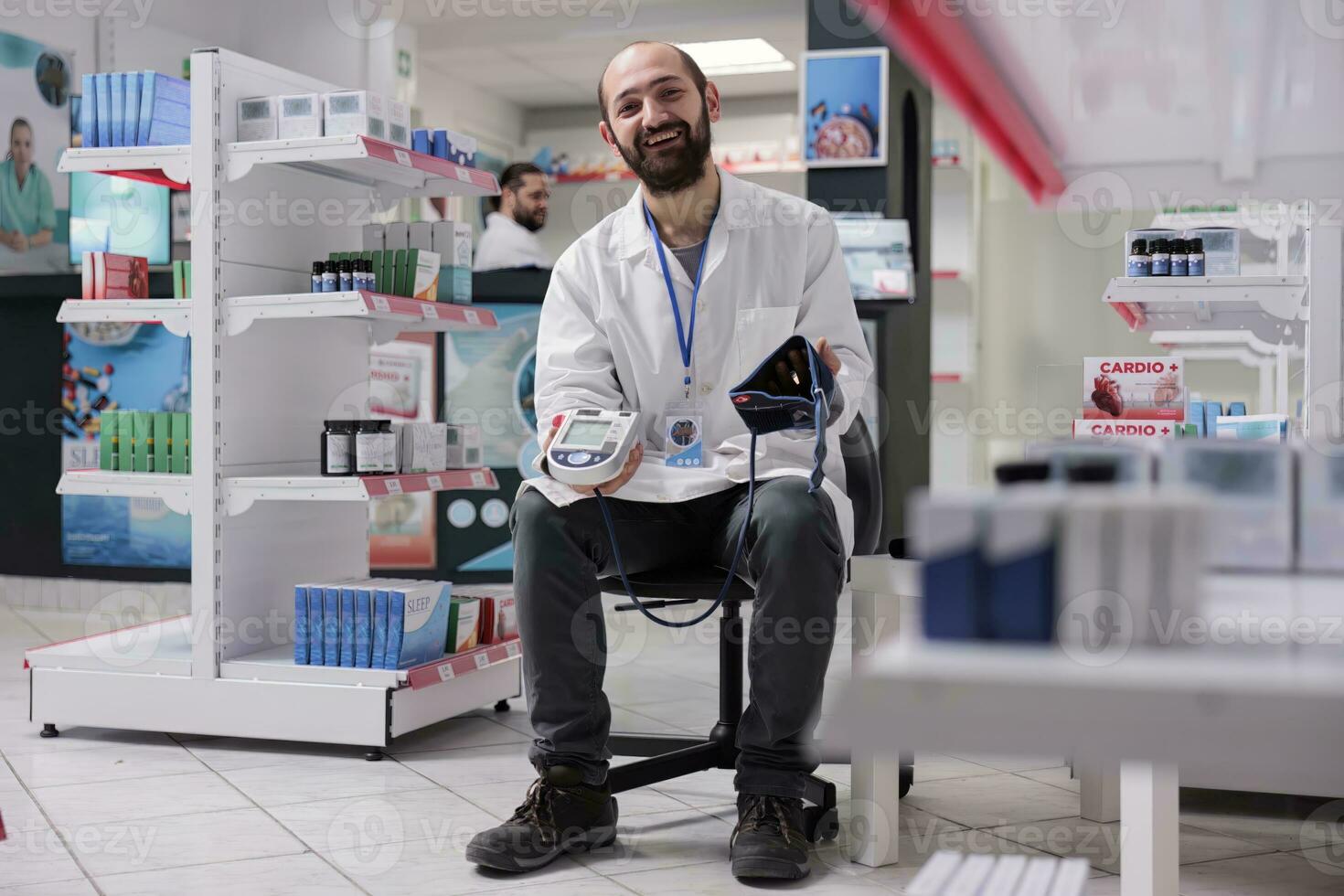 sonriente farmacéutico participación médico tonómetro Listo a medida clientes hipertensión durante chequeo visitar en farmacia. farmacia lleno con suplementos y drogas, medicina apoyo Servicio foto