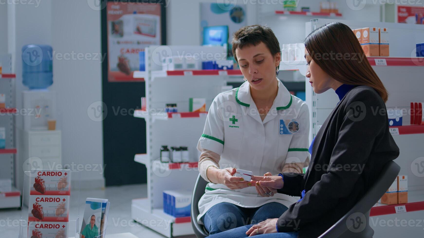 farmacéutico recorte paciente dedo utilizando legumbres oxímetro, supervisión nivel de sangre oxígeno saturación y corazón Velocidad durante anual chequeo en farmacia ofrecimiento lleno rango de servicios. foto