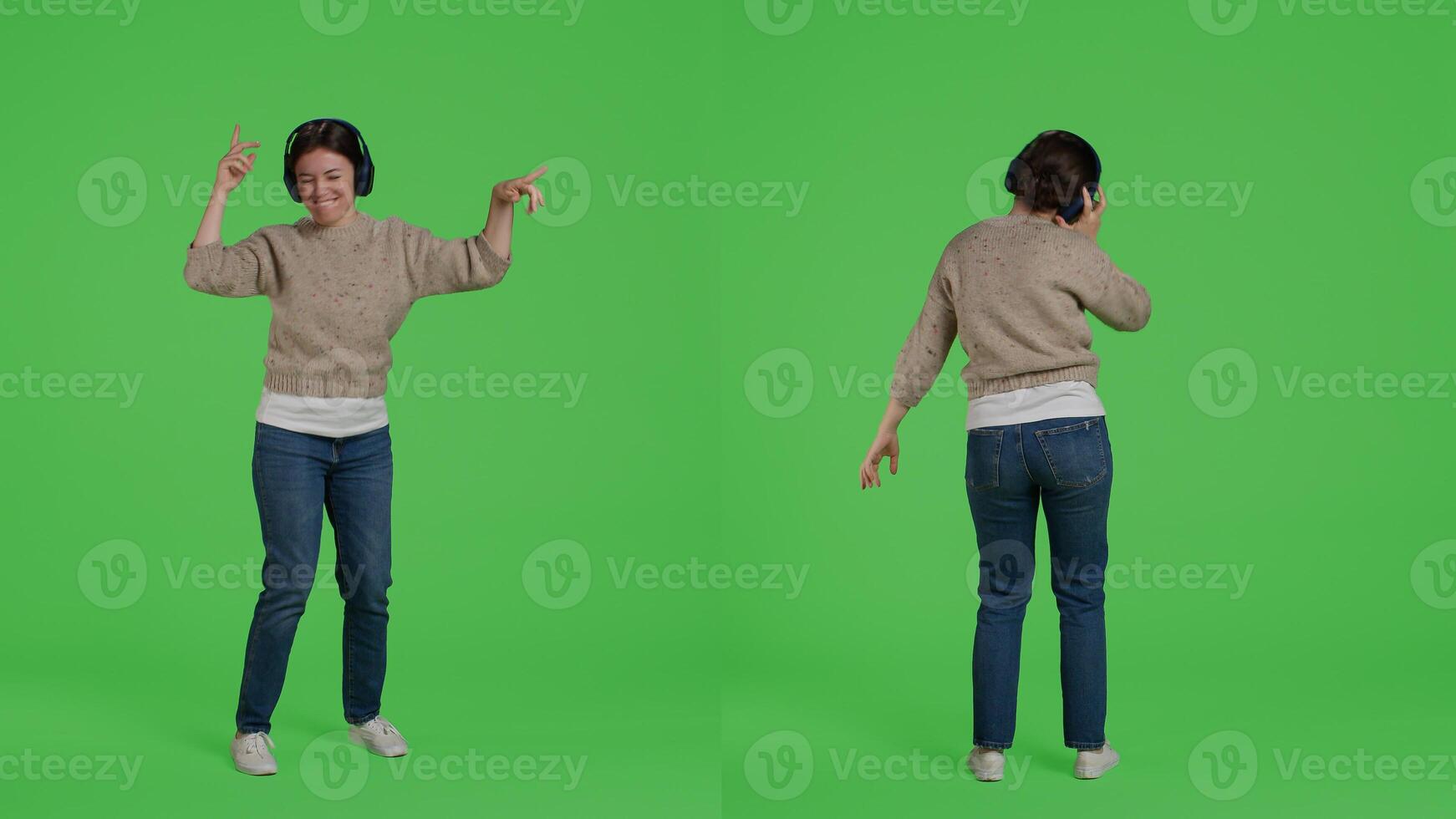 alegre joven adulto bailando y escuchando a canciones en auriculares, teniendo divertido con mp3 música y danza se mueve en estudio. hembra modelo disfrutando sonidos en auriculares, lleno cuerpo pantalla verde. foto