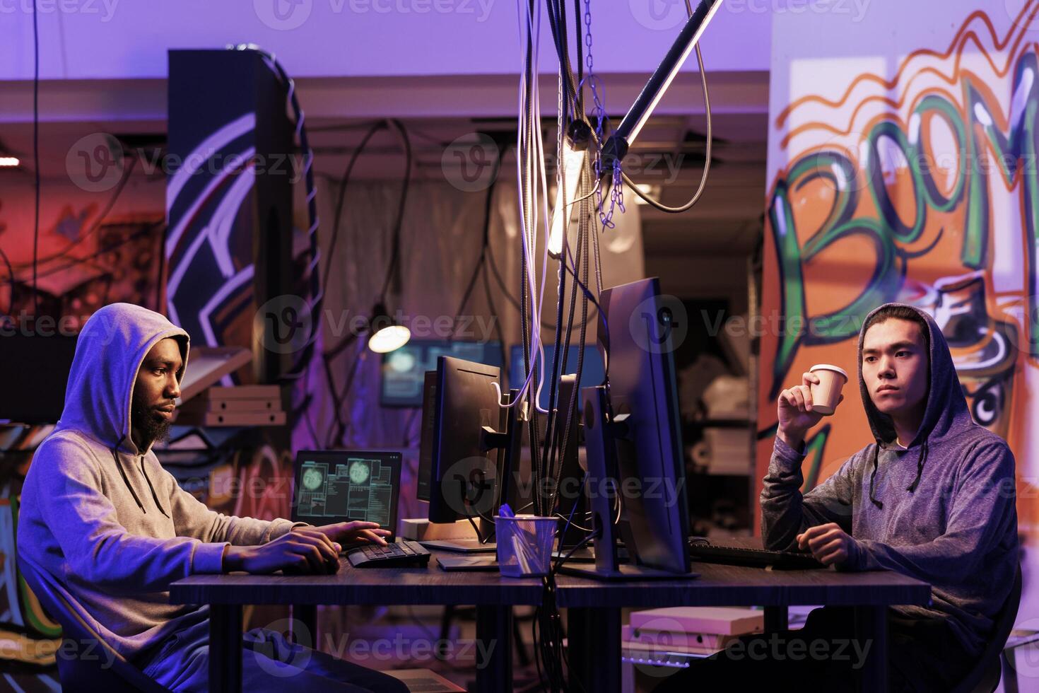 hackers rotura dentro sistema y utilizando spyware en computadora mientras Bebiendo café. dos criminales agresor sitio web y programación Internet virus malicioso software a noche foto