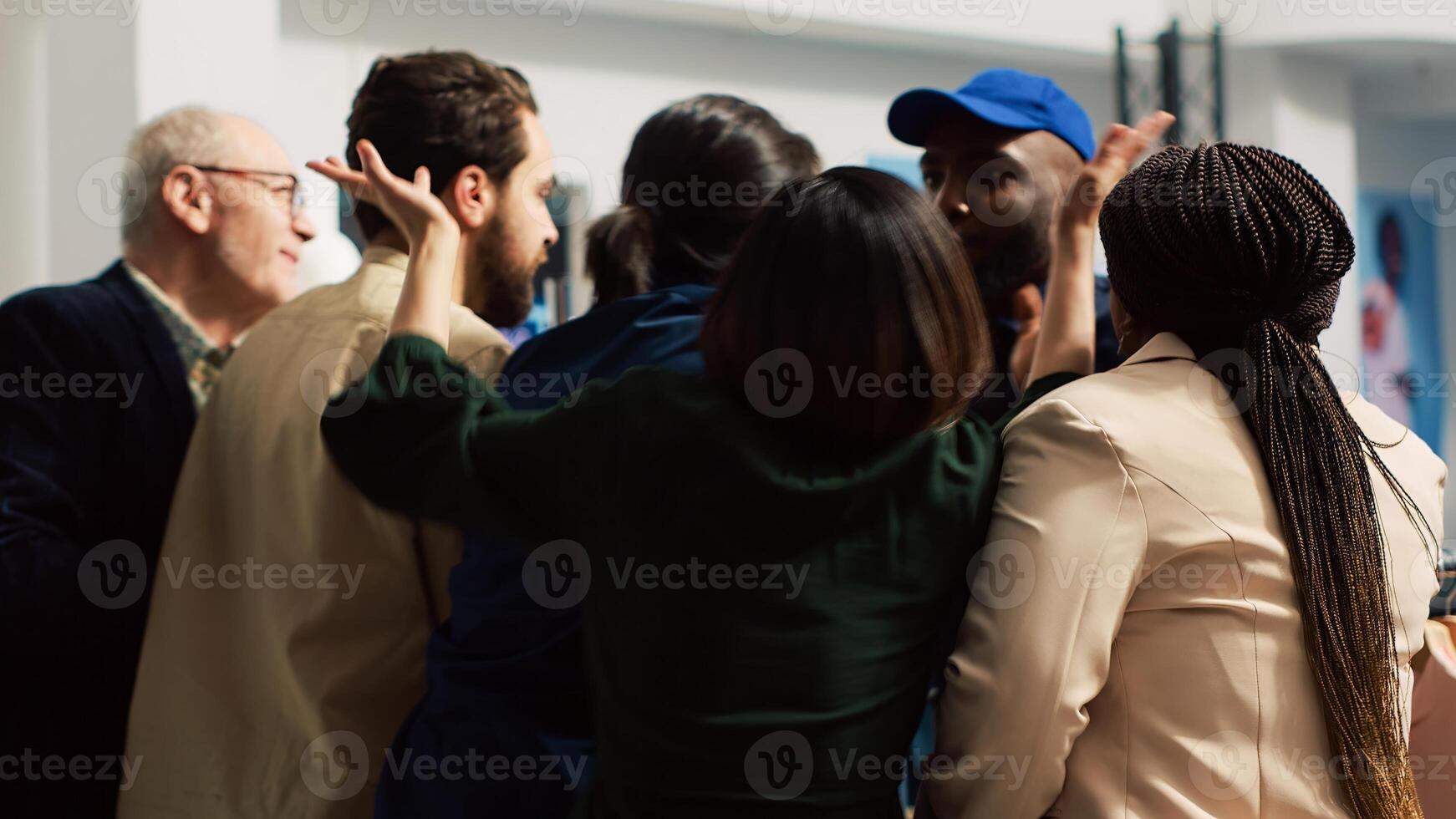 fuera de controlar multitud de enojado compradores emprendedor mediante barrera en negro viernes evento, molesto a obtener acceso dentro compras centro. luchando dentro ropa Tienda a obtener mejor descuentos Mano disparo. foto