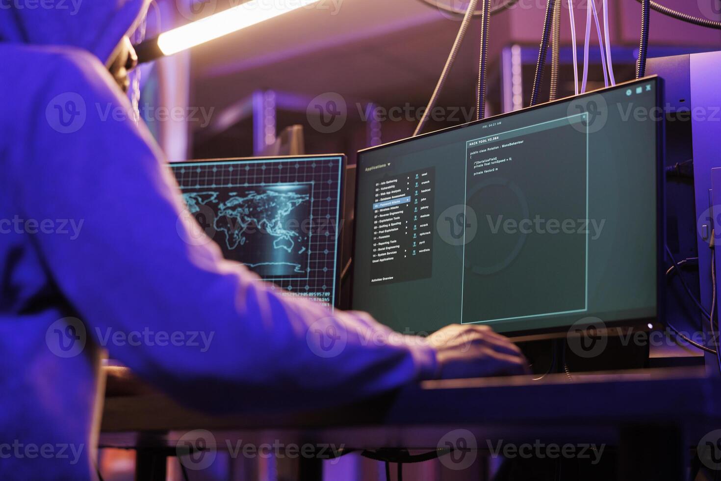 Internet ladrón utilizando spyware a robar información desde víctima computadora. joven hacker corriendo malicioso software código en pantalla a descanso dentro servidor en abandonado almacén foto