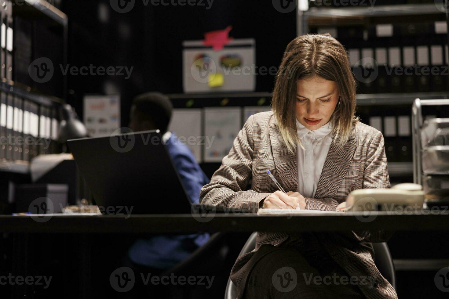 privado detective buscando para nuevo pistas, trabajando tarde a noche a delincuente caso en archivar habitación. policía oficial comprobación criminología informe, analizando crimen escena evidencia. ley aplicación concepto foto