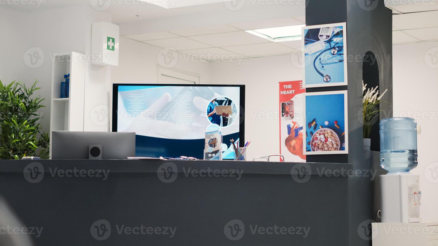 vacío frente escritorio en médico clínica, instalaciones recepción mostrador con examen formas y chequeo informes. esperando habitación en hospital con salud cuidado papera para médico equipo. Mano disparo. foto