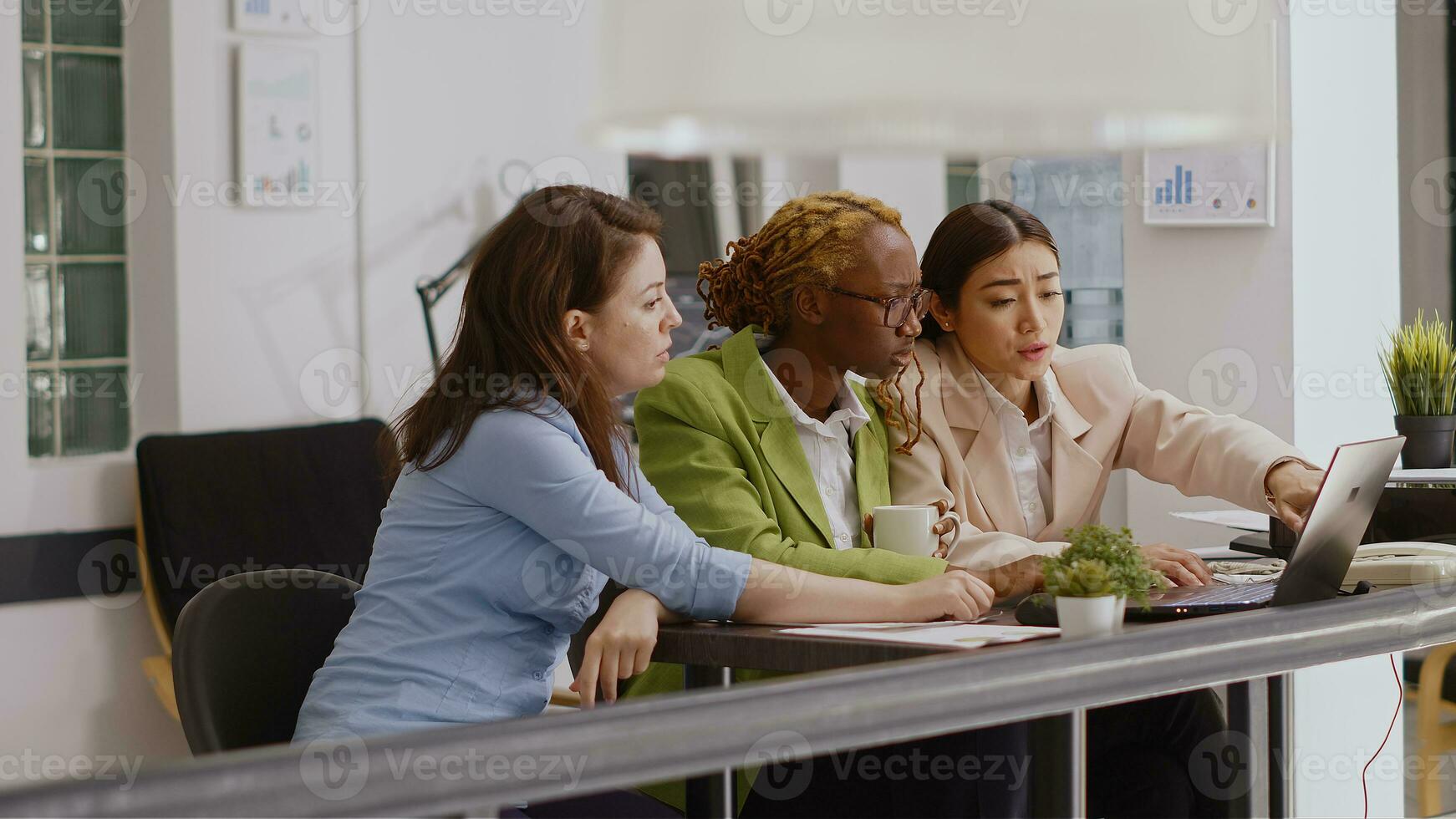 multiétnico personas presentación analítica reporte en oficina, planificación negocio desarrollo a incrementar ganancia. joven colegas asistiendo corporativo reunión para en línea inversión plan. foto