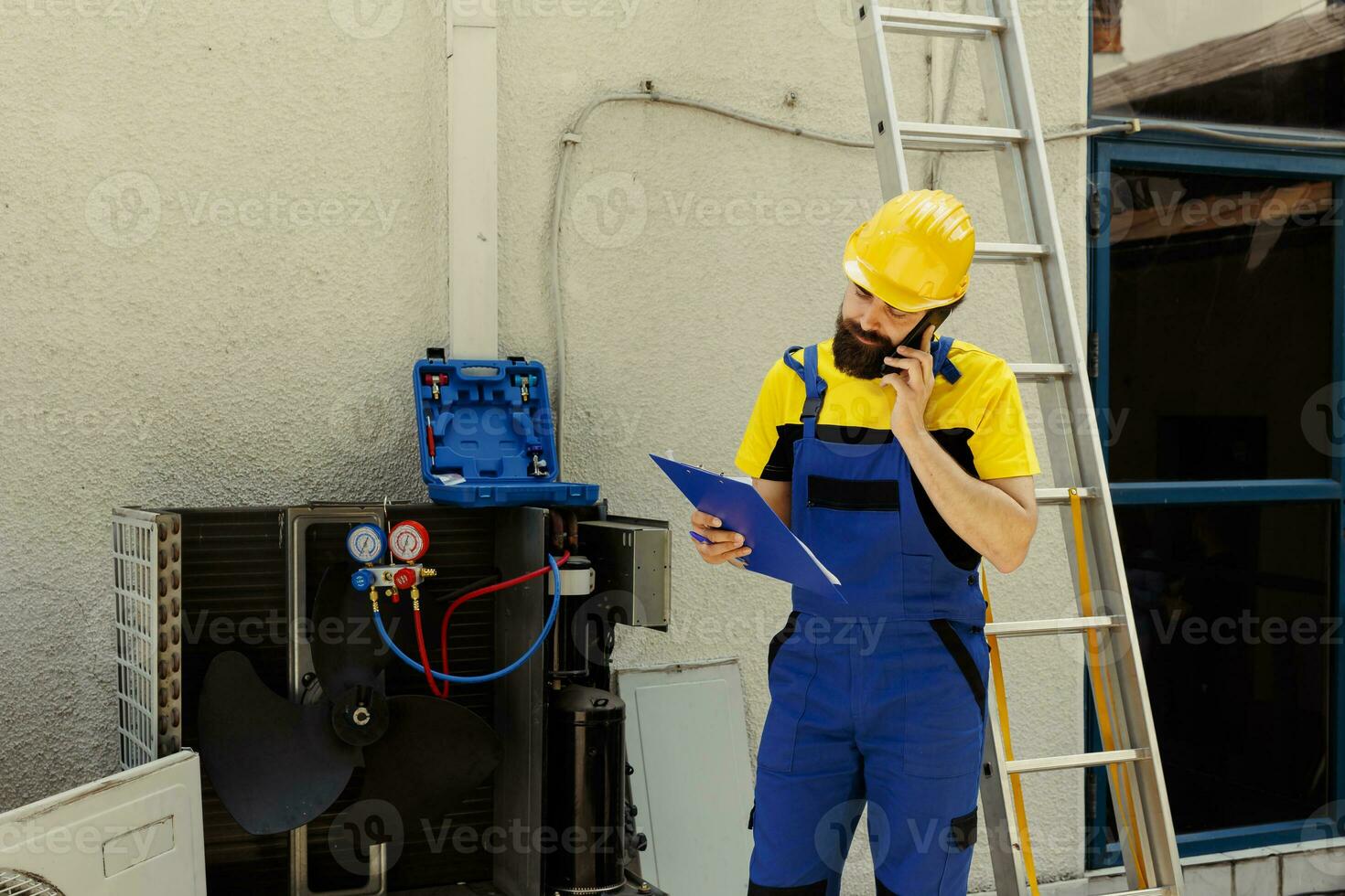 sazonado mecánico en el teléfono con cliente informes encontró cuestiones en al aire libre hvac sistema después completo inspección. trabajador yendo terminado aire acondicionador seguro detalles con cliente mientras en llamada foto